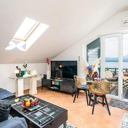 Daire Beautiful In With House Sea View Cavtat